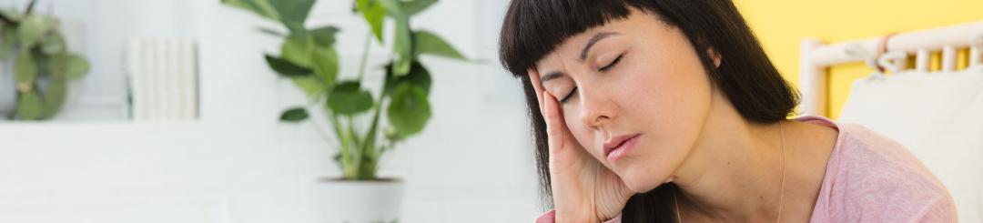 Maria hält ihren Kopf in den Händen