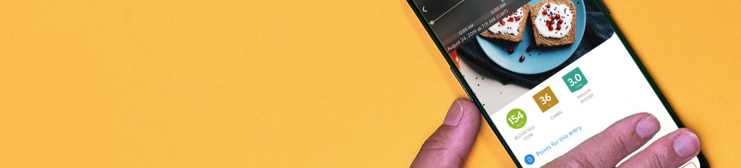 Smartphone mit Screen, der einen mySugr Tagebucheintrag mit Foto zeigt